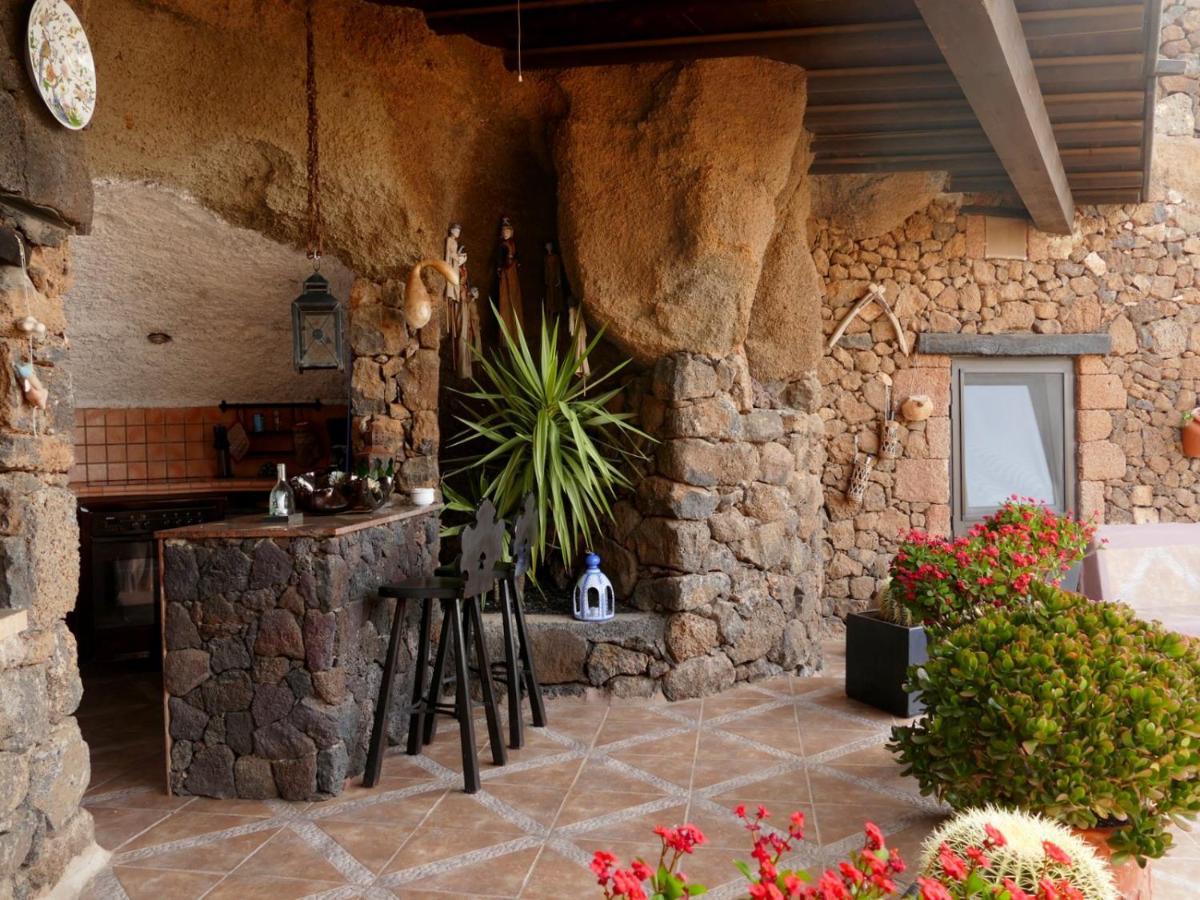 Castillo Lanzarote Villa Sophie - Luxury Villa -Sleep In A Volcanic Cave With Heated Pool ティアス エクステリア 写真