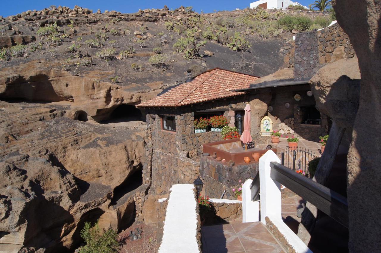 Castillo Lanzarote Villa Sophie - Luxury Villa -Sleep In A Volcanic Cave With Heated Pool ティアス エクステリア 写真