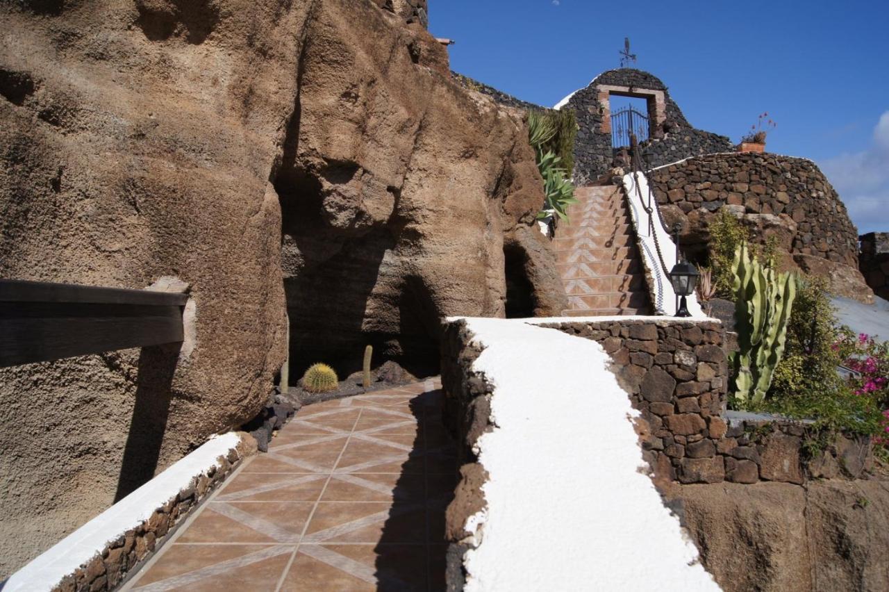 Castillo Lanzarote Villa Sophie - Luxury Villa -Sleep In A Volcanic Cave With Heated Pool ティアス エクステリア 写真