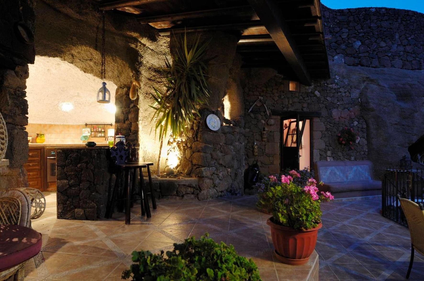 Castillo Lanzarote Villa Sophie - Luxury Villa -Sleep In A Volcanic Cave With Heated Pool ティアス エクステリア 写真