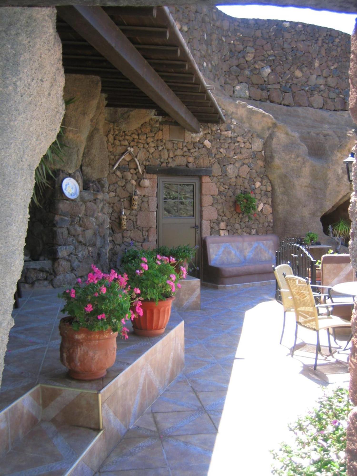 Castillo Lanzarote Villa Sophie - Luxury Villa -Sleep In A Volcanic Cave With Heated Pool ティアス エクステリア 写真