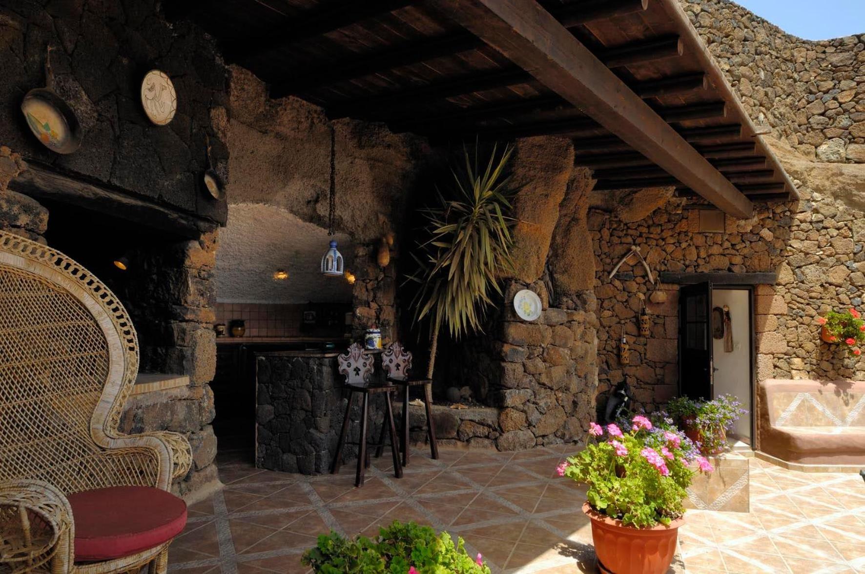 Castillo Lanzarote Villa Sophie - Luxury Villa -Sleep In A Volcanic Cave With Heated Pool ティアス エクステリア 写真