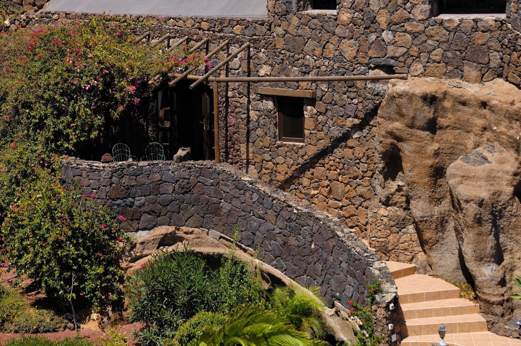 Castillo Lanzarote Villa Sophie - Luxury Villa -Sleep In A Volcanic Cave With Heated Pool ティアス エクステリア 写真