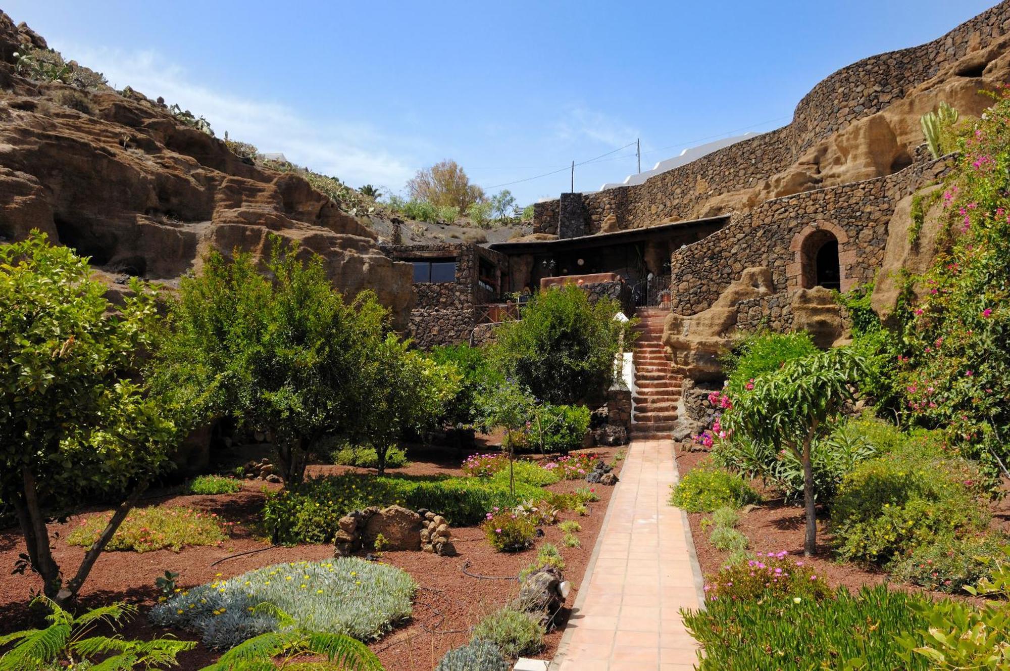 Castillo Lanzarote Villa Sophie - Luxury Villa -Sleep In A Volcanic Cave With Heated Pool ティアス エクステリア 写真