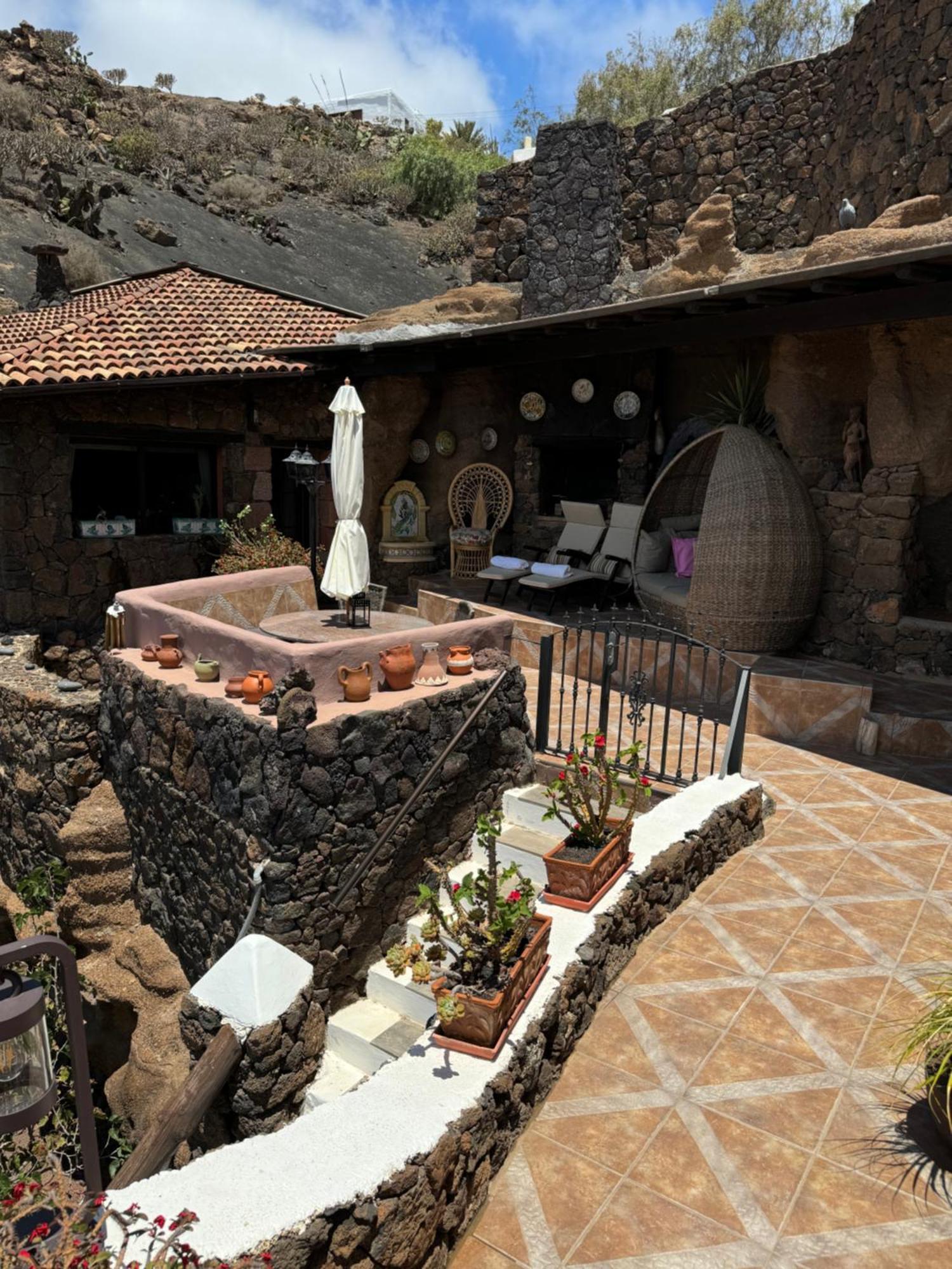 Castillo Lanzarote Villa Sophie - Luxury Villa -Sleep In A Volcanic Cave With Heated Pool ティアス エクステリア 写真