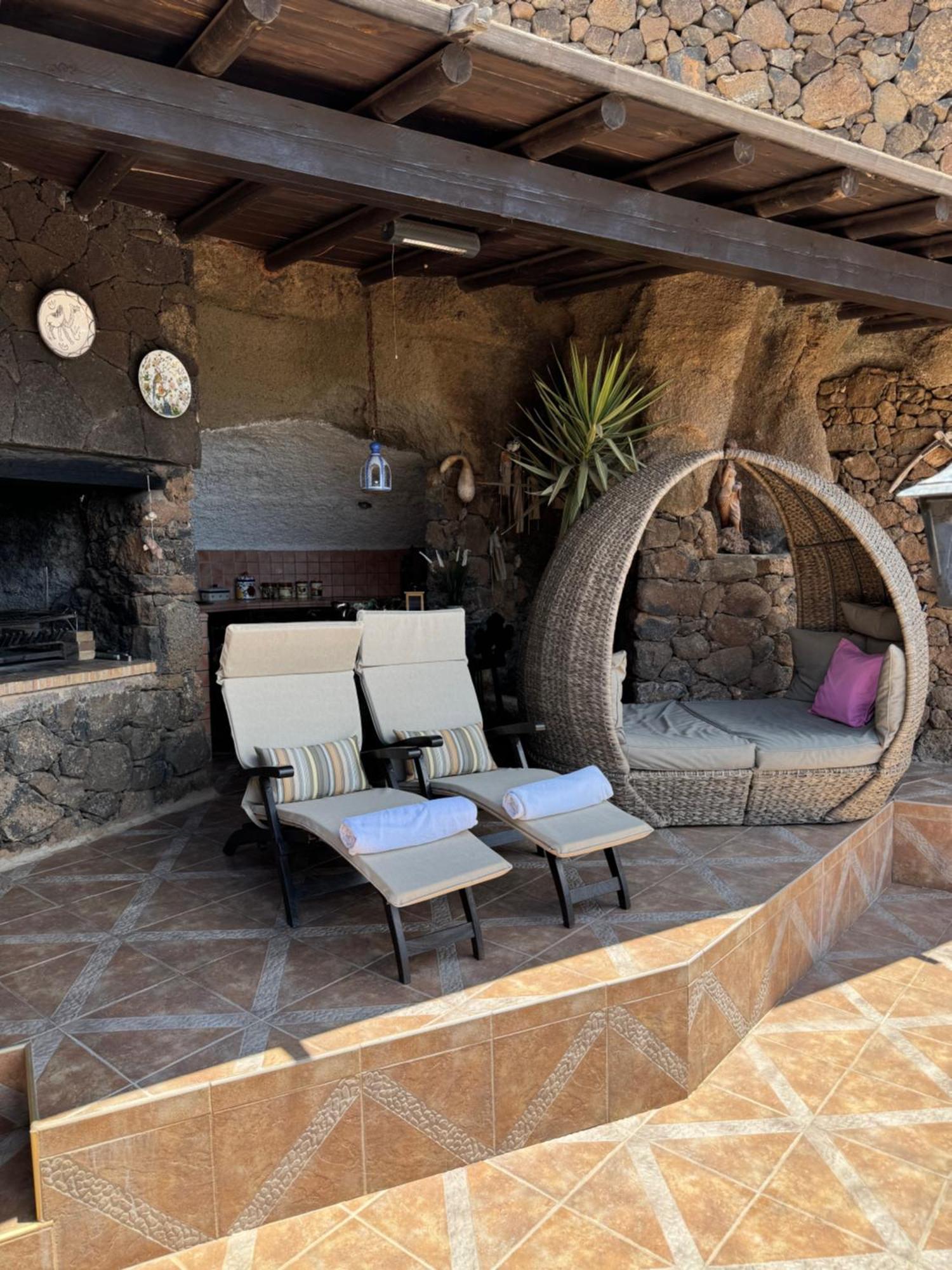 Castillo Lanzarote Villa Sophie - Luxury Villa -Sleep In A Volcanic Cave With Heated Pool ティアス エクステリア 写真
