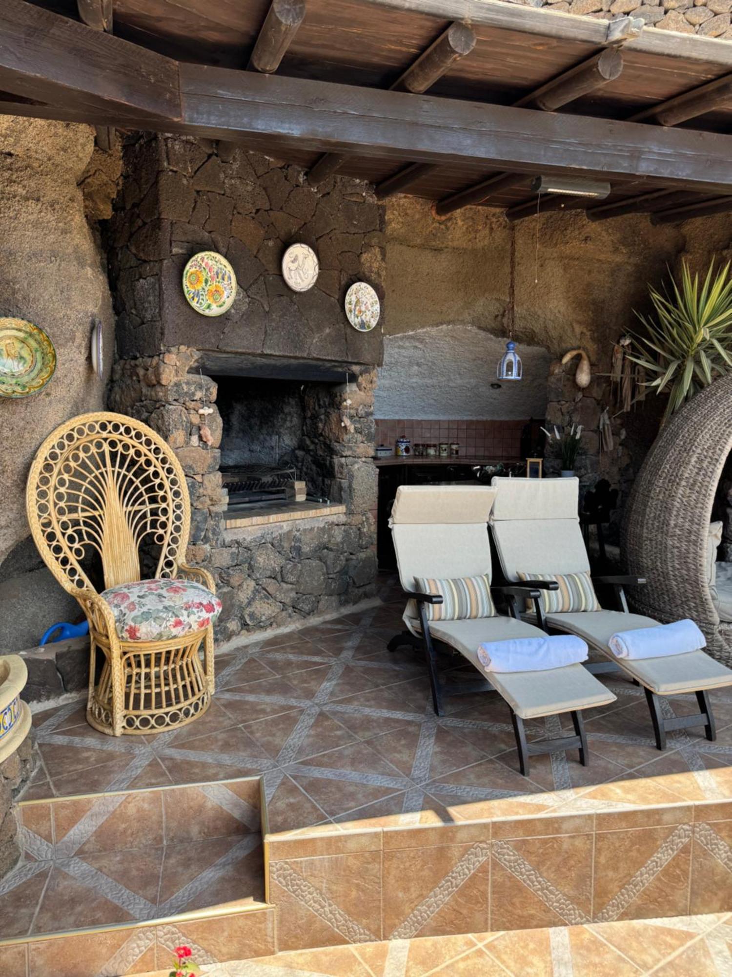 Castillo Lanzarote Villa Sophie - Luxury Villa -Sleep In A Volcanic Cave With Heated Pool ティアス エクステリア 写真